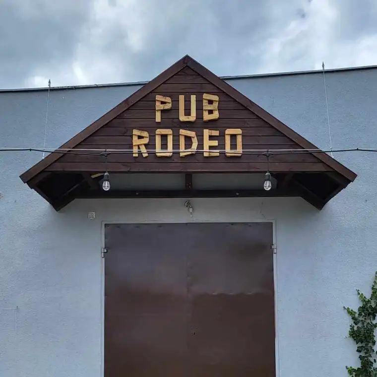 Drewniany szczyt z szyldem PUB RODEO nad wejściem