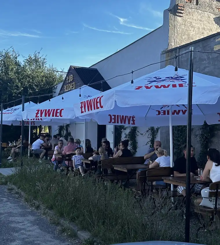 Ogródek pod parasolami przy pubie nad rzeką