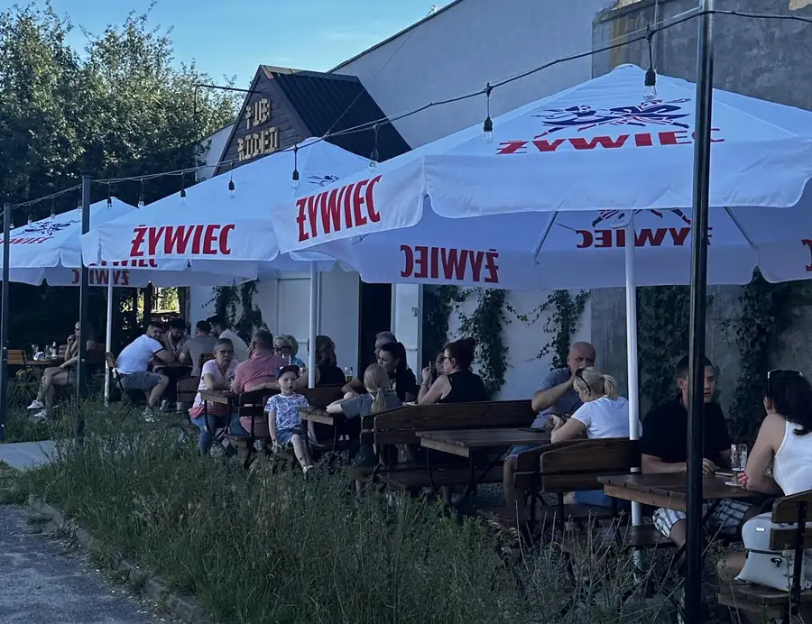 Ogródek z ławami pod parasolami w słońcu